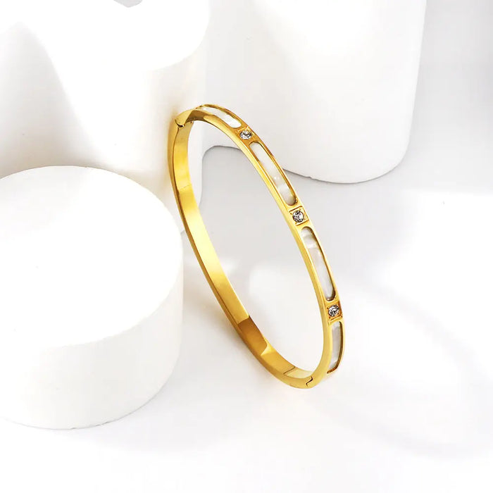 Bracelet with three diamonds and four shells asonjewelry